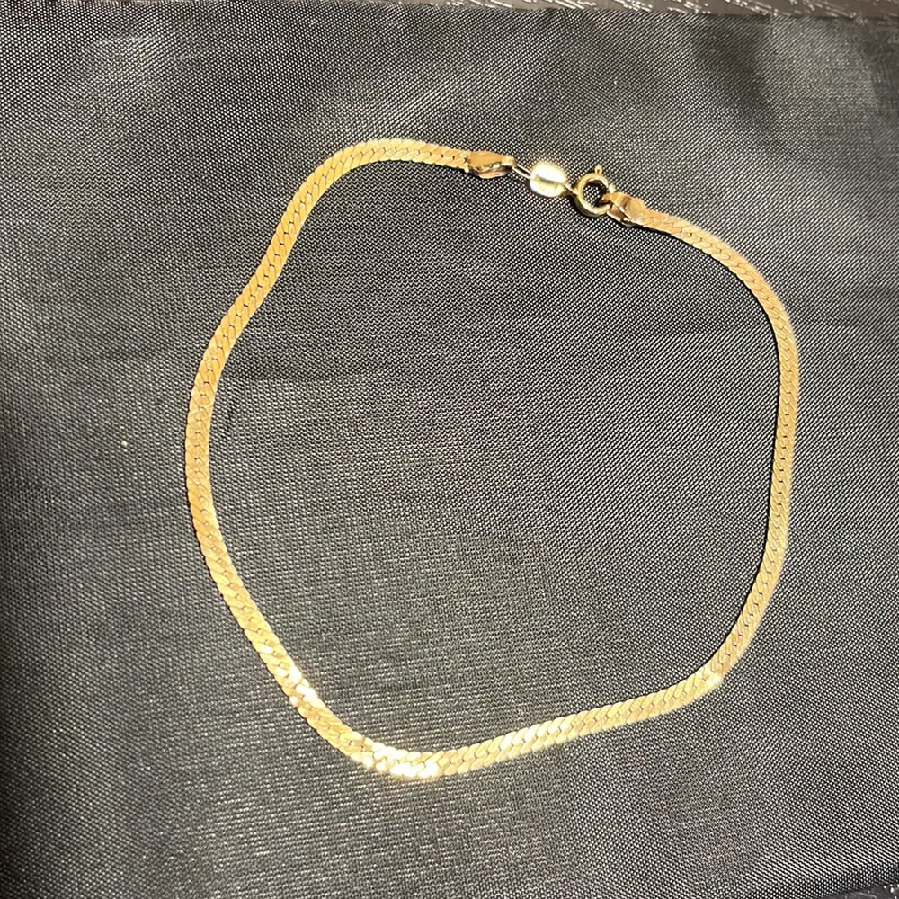 Unisex 14k yellow gold 3 grams herringbone bracelet/anklet 9” long
